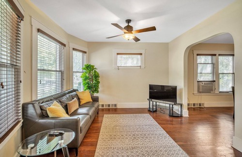 Mexicantown - Southwest Detroit Apartment | Downtown Detroit Adjacent - Southwest 1st Fl Apt 2 Bedroom Apts by Redawning