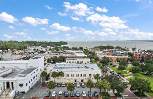 Eustis Apartment | Downtown Digs~King Bed~UPSTAIRS Apartment~Downtown Eustis