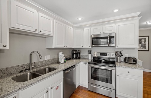 Gatlinburg House | Downtown Dolly is a 2 bed/2bath creekside cottage only a half-mile from downtown Gatlinburg.