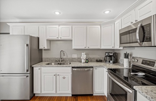 Gatlinburg House | Downtown Dolly is a 2 bed/2bath creekside cottage only a half-mile from downtown Gatlinburg.