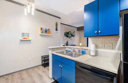 Charlotte Center City Condo | Downtown Dream: 2-Bed Condo with Pool & Parking!