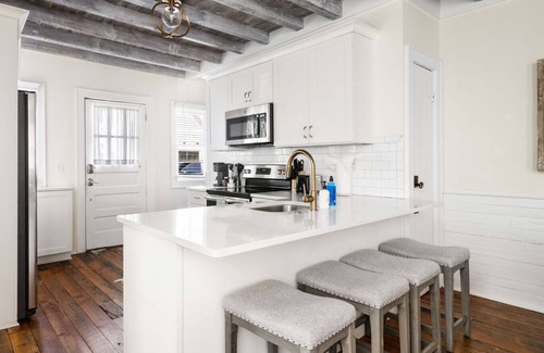 Westside House | Downtown Duplex - St Philip St - Sleeps 20