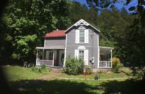 Eureka Springs Historic District Cottage | Downtown Eureka Springs Vacation Cottage