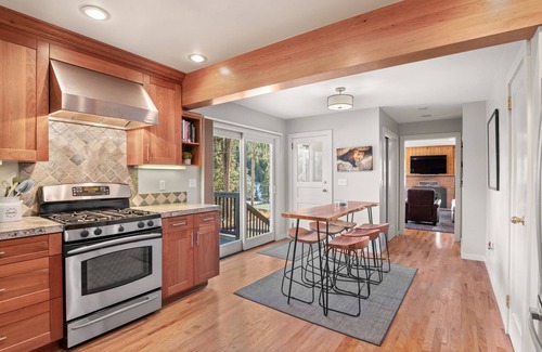 Kerr Gulch House | Downtown Evergreen & 10miles to Red Rocks Amphitheatren equipped for long stays