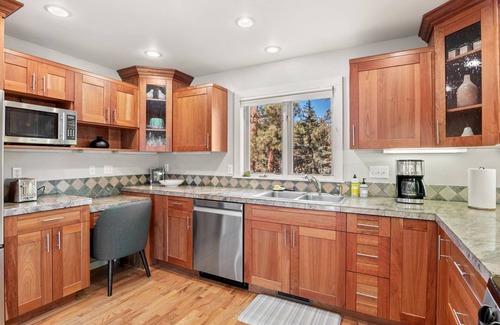 Kerr Gulch House | Downtown Evergreen & 10miles to Red Rocks Amphitheatren equipped for long stays