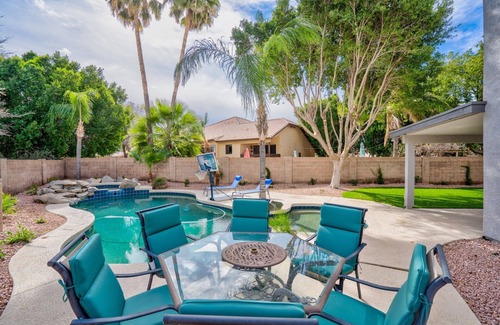 Madera Parc House | Downtown Family Retreat - Heated Saltwater Pool& Spa, Golf, Bikes