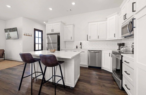 Rogers House | Downtown Flash-1/2 mi to Rogers Square-Sleeps 12!