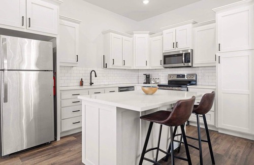 Rogers House | Downtown Flash-1/2 mi to Rogers Square-Sleeps 12!