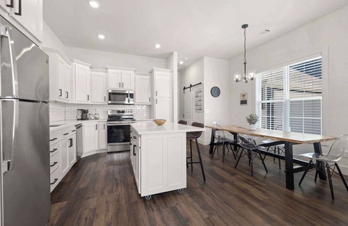 Rogers House | Downtown Flash-1/2 mi to Rogers Square-Sleeps 12!