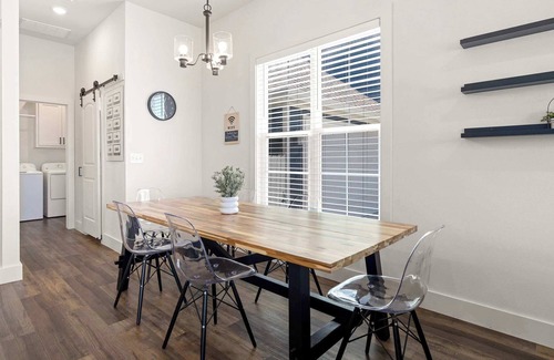Rogers House | Downtown Flash-1/2 mi to Rogers Square-Sleeps 12!