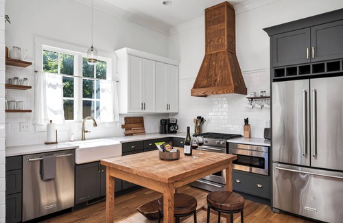 Historic Downtown Franklin House | Downtown Franklin Farmhouse. Steps to Dining, Shops & Cafes