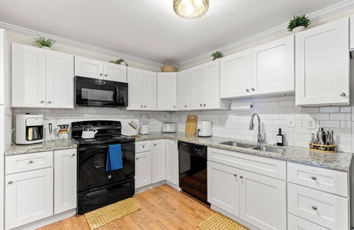 Frederick Apartment | Downtown Frederick retreat with parking. Dog- and baby-friendly!