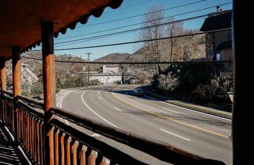 Gatlinburg Condo | Downtown Gatlinburg- Free Parking!