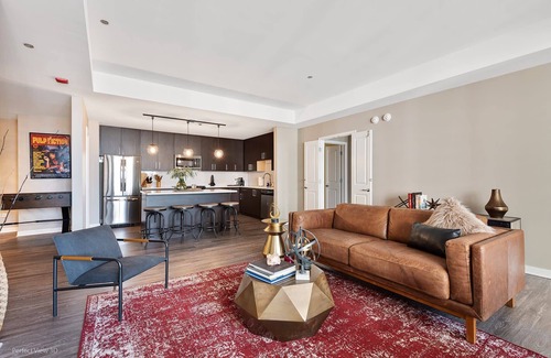 Rush and Division Apartment | Downtown Group Ideal: 2 Luxury Units, Iconic Views
