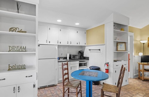 Gainesville Condo | Downtown Guest Studio with Porch and Spa Tub