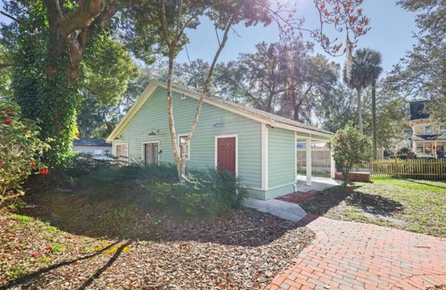 Gainesville Condo | Downtown Guest Studio with Porch and Spa Tub