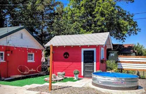 Hagerman House | Downtown Hagerman Hot Springs Getaway