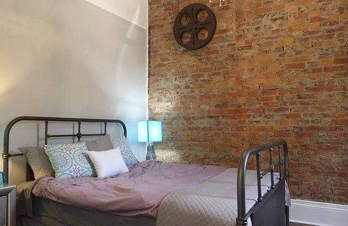 Central Hamilton House | Downtown Hamilton 2 Bedroom Private Home With Fenced Deck- Chic And Comfortable
