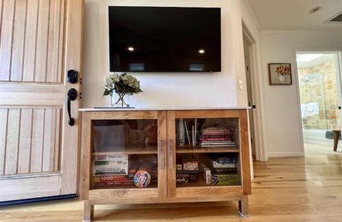 Healdsburg House | Downtown Healdsburg Plaza Charmer with Hot Tub