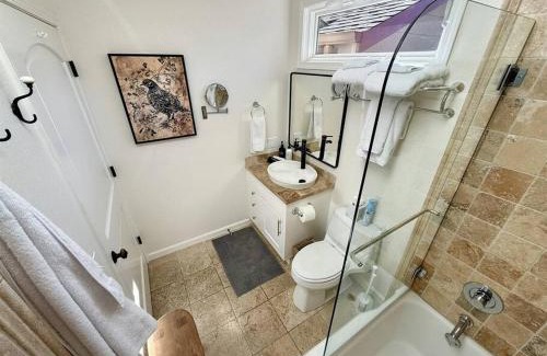 Healdsburg House | Downtown Healdsburg Plaza Charmer with Hot Tub