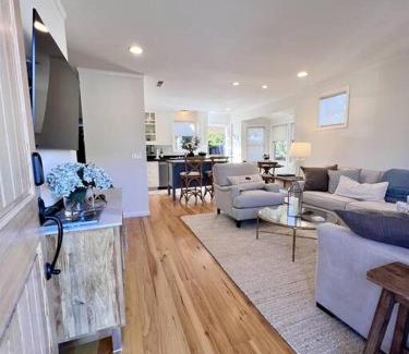 Healdsburg House | Downtown Healdsburg Plaza Charmer with Hot Tub