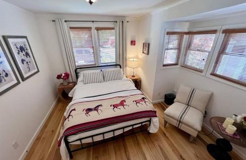 Healdsburg House | Downtown Healdsburg Plaza Charmer with Hot Tub