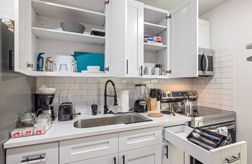 Northside House | Downtown + Heights Flat | Games | TVs WiFi | Pets