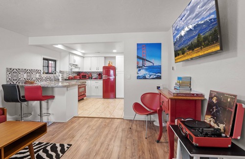 Williams House | Downtown Historic Hideaway w/3 Adjacent Homes w/Fenced Yards, AC, W/D, Fast WiFi
