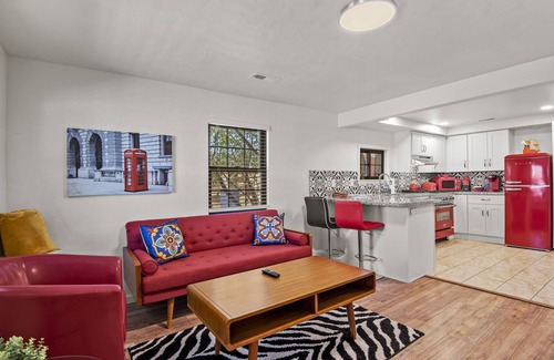 Williams House | Downtown Historic Hideaway w/3 Adjacent Homes w/Fenced Yards, AC, W/D, Fast WiFi
