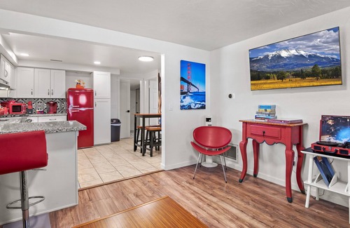 Williams House | Downtown Historic Hideaway w/3 Adjacent Homes w/Fenced Yards, AC, W/D, Fast WiFi