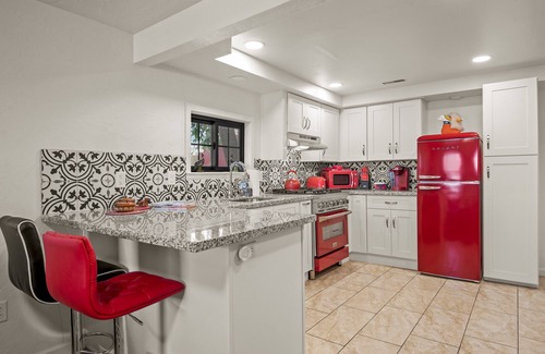 Williams House | Downtown Historic Hideaway w/3 Adjacent Homes w/Fenced Yards, AC, W/D, Fast WiFi