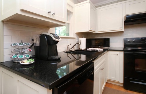 Black Mountain Cottage | Downtown Historic Area, Arts and Crafts CottagenPREMIER HOST SINCE 2013