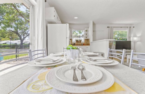Parkside House | Downtown Hollywood: Guitar and 5 mins to Beach!