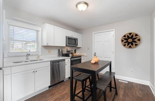 Durham House | Downtown home! Walk to Bulls Stadium, DPAC & food