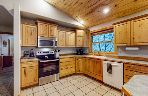 McCall Cabin | Downtown home with covered deck and firepit for s'mores - walk everywhere