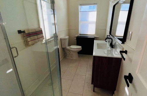 Harrison House | 🌇DoWnToWn HoUsE🏡/3min WALK to TrainSTATION & facilities/Clean-Spacious-Quiet
