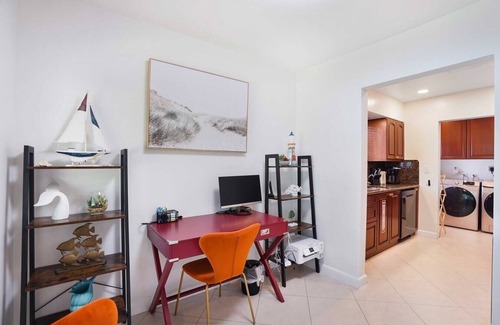 Downtown Hollywood House | Downtown HWD Retreat | Backyard + Near Beach-CS61