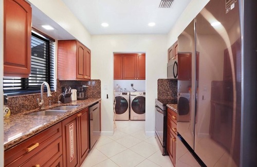 Downtown Hollywood House | Downtown HWD Retreat | Backyard + Near Beach-CS61