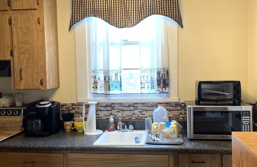 Inverness House | Downtown Inverness historic home, hot tub & pet friendly
