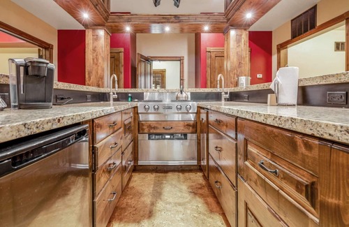Jackson Hole Hotel | Downtown Jackson - 3 Bedroom Deluxe Suite