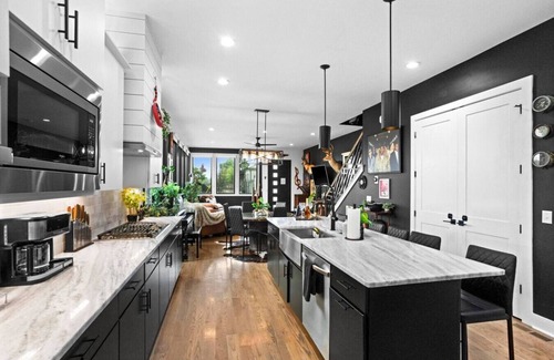 Chestnut Hill House | Downtown Jungle! Exotic, Unique, Bold 7 min 2 DT