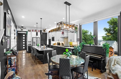 Chestnut Hill House | Downtown Jungle! Exotic, Unique, Bold 7 min 2 DT