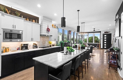 Chestnut Hill House | Downtown Jungle! Exotic, Unique, Bold 7 min 2 DT