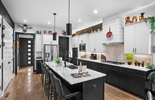 Chestnut Hill House | Downtown Jungle! Exotic, Unique, Bold 7 min 2 DT