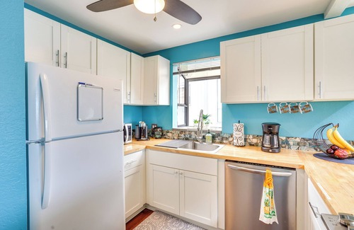 Historic Kailua Village Condo | Downtown Kailua-Kona Condo w/Pool & Views
