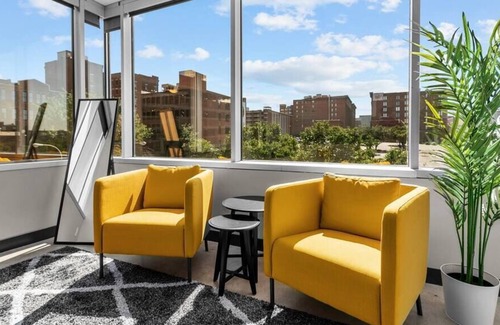 Downtown Kansas City Apartment | Downtown KC Corner Studio King Bed Fantastic Views