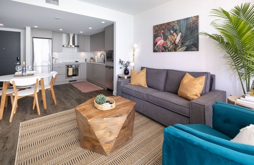 Downtown Kelowna Condo | Downtown Kelowna Tropical Oasis in the heart of the Cultural District. Location!