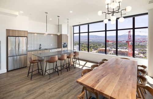 Downtown Kelowna Condo | Downtown Kelowna Tropical Oasis in the heart of the Cultural District. Location!