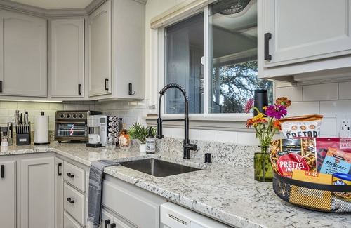Kelseyville House | Downtown Kelseyville home l GREAT backyard w/hot tub & AMAZING Konocti views!