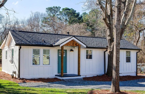 Kennesaw House | Downtown Kennesaw Cottage. Close to everything!